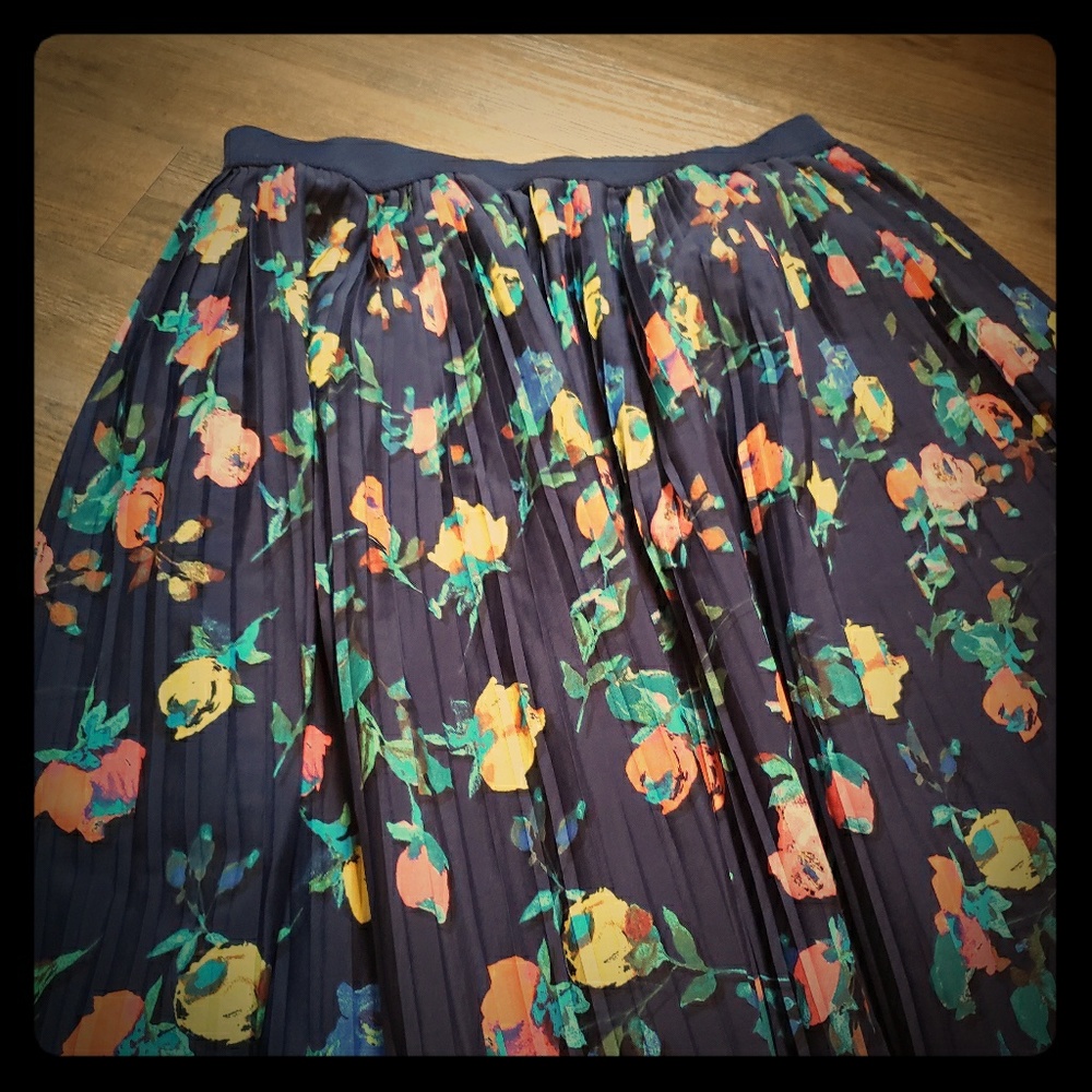 Knee length pleated skirt